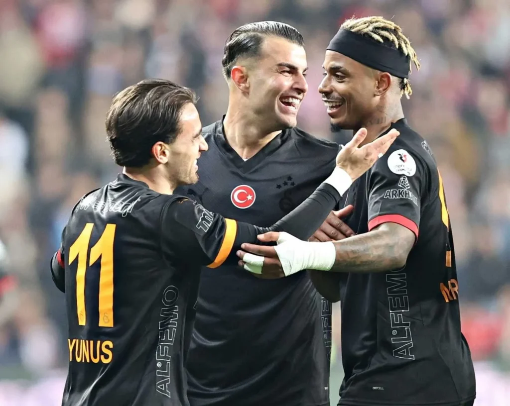 Galatasaray'dan flaş karar! O isme gelen teklifler değerlendirilecek