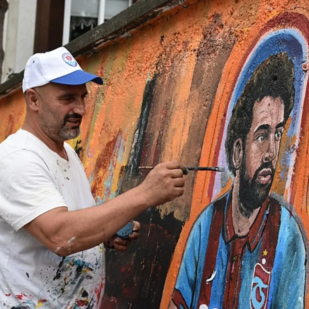 Trabzon'da Muhammed Salah sevgisi duvara resmedildi