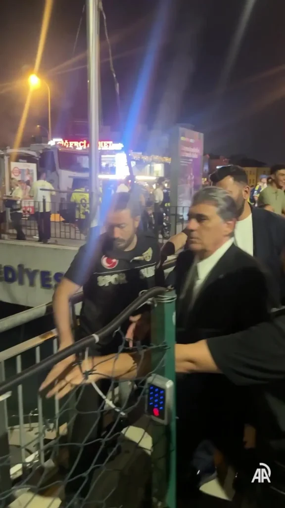Beşiktaş Başkanı Serdal Adalı derbiden tekneyle ayrıldı
