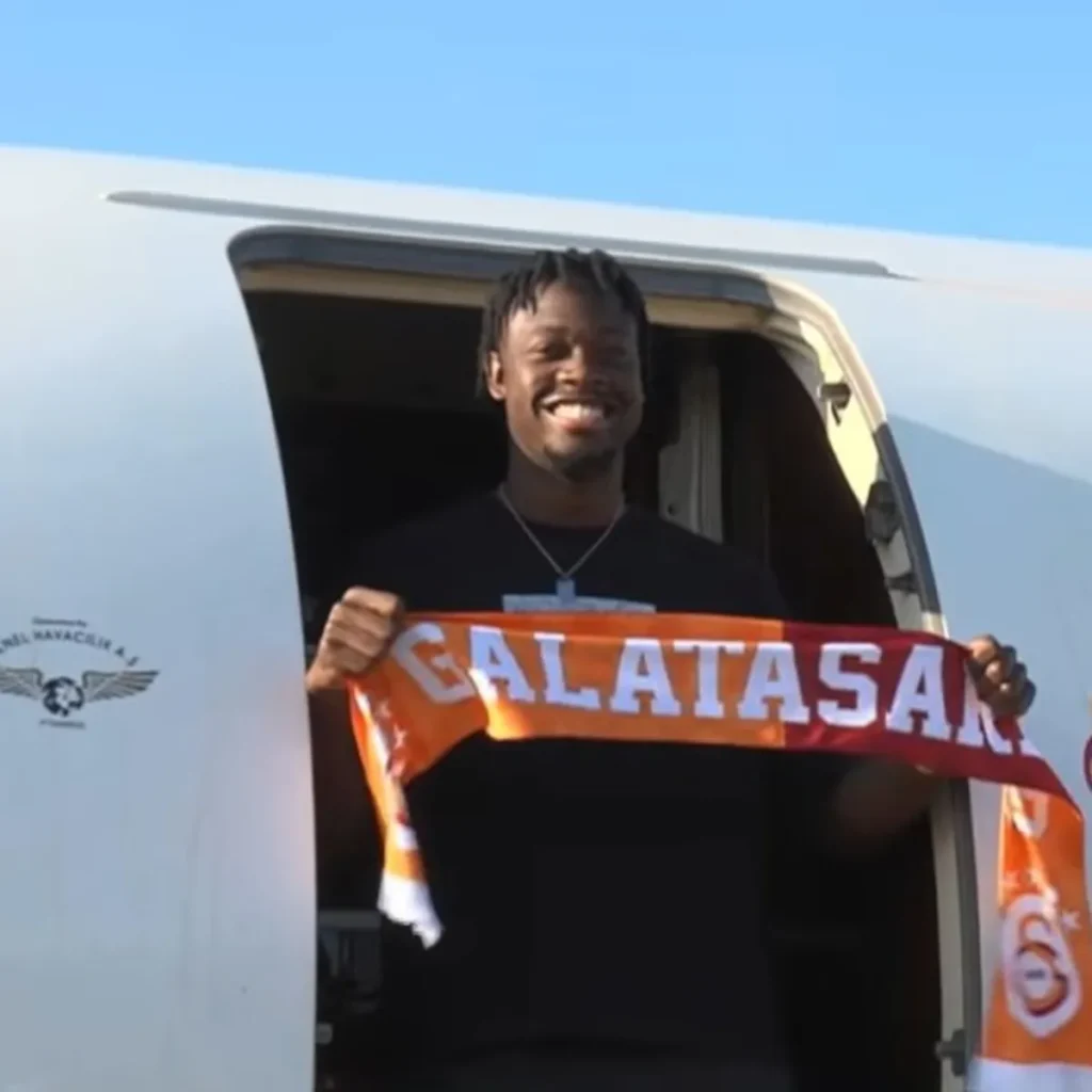 Galatasaray'ın yeni transferi Bitshiabu İstanbul'a geldi! İşte ilk görüntüleri